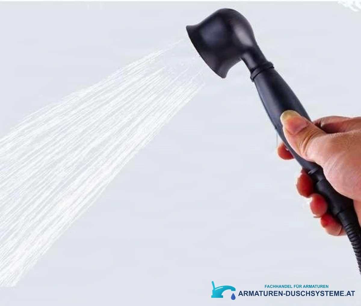Aufputz-Duschsystem EYN CKT2012 im Einsatz: schwarze Handbrause mit Wasserstrahl