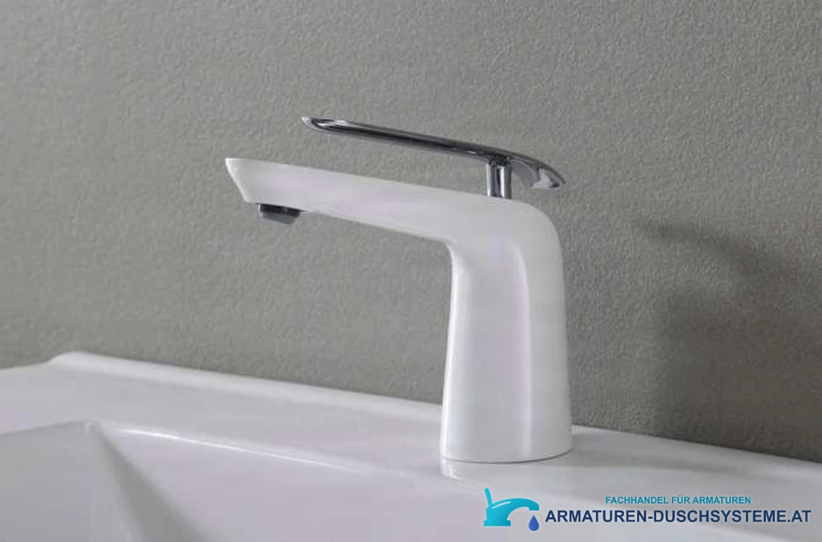 Badarmatur für Waschbecken und Bidet woo-6963 im Einsatz auf einem weißen Becken