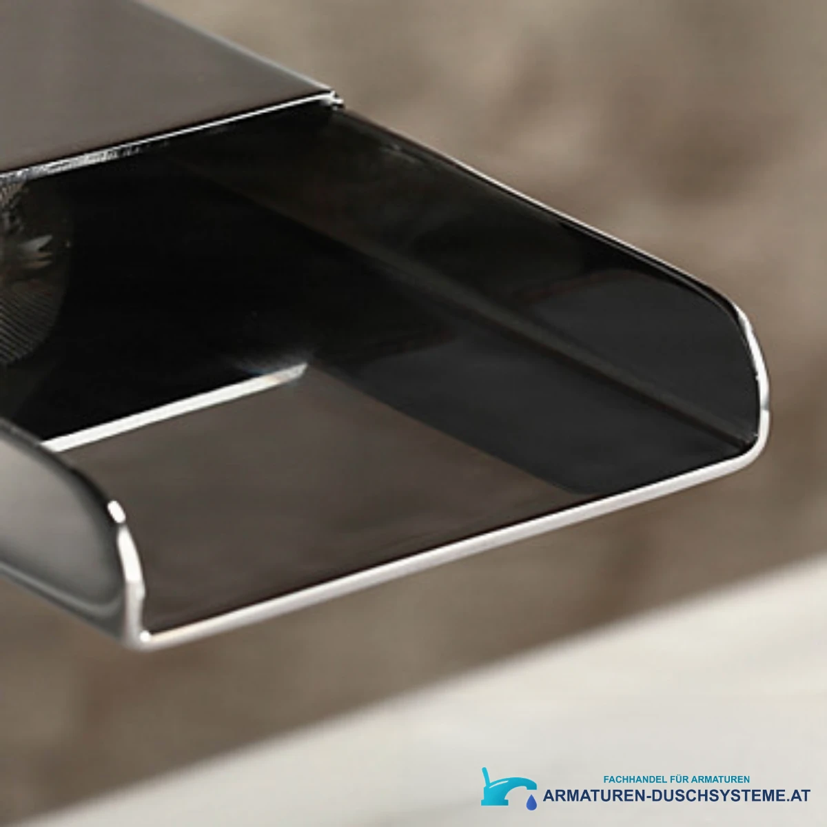 Detail des offenen Wasserfallauslaufs der LED-Badarmatur EYN-MF97