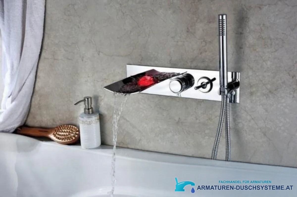LED-Wandarmatur für die Badewanne SAK9671 im Bad mit rotem Wasserfalllicht