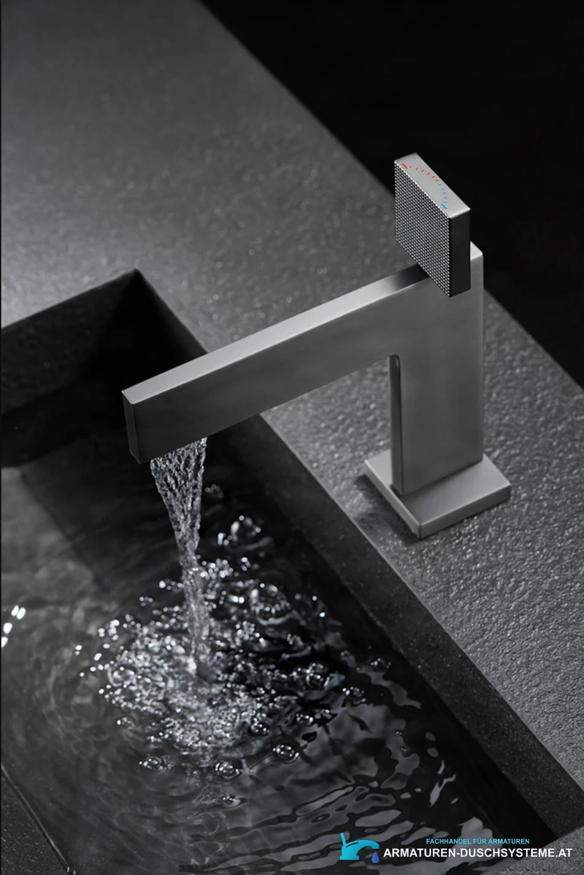 Luxus-Badarmatur ELITE EDITION BS1420 in Gebrauch an einem dunklen Waschbecken