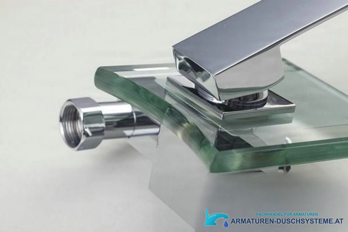Detail des Wandanschlusses der Glas-Wandarmatur für die Badewanne SK9024