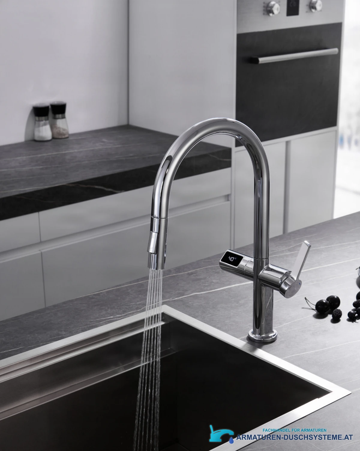 Ausziehbare Küchenarmatur ELITE EDITION KSS1700 im Einsatz mit Brausestrahl