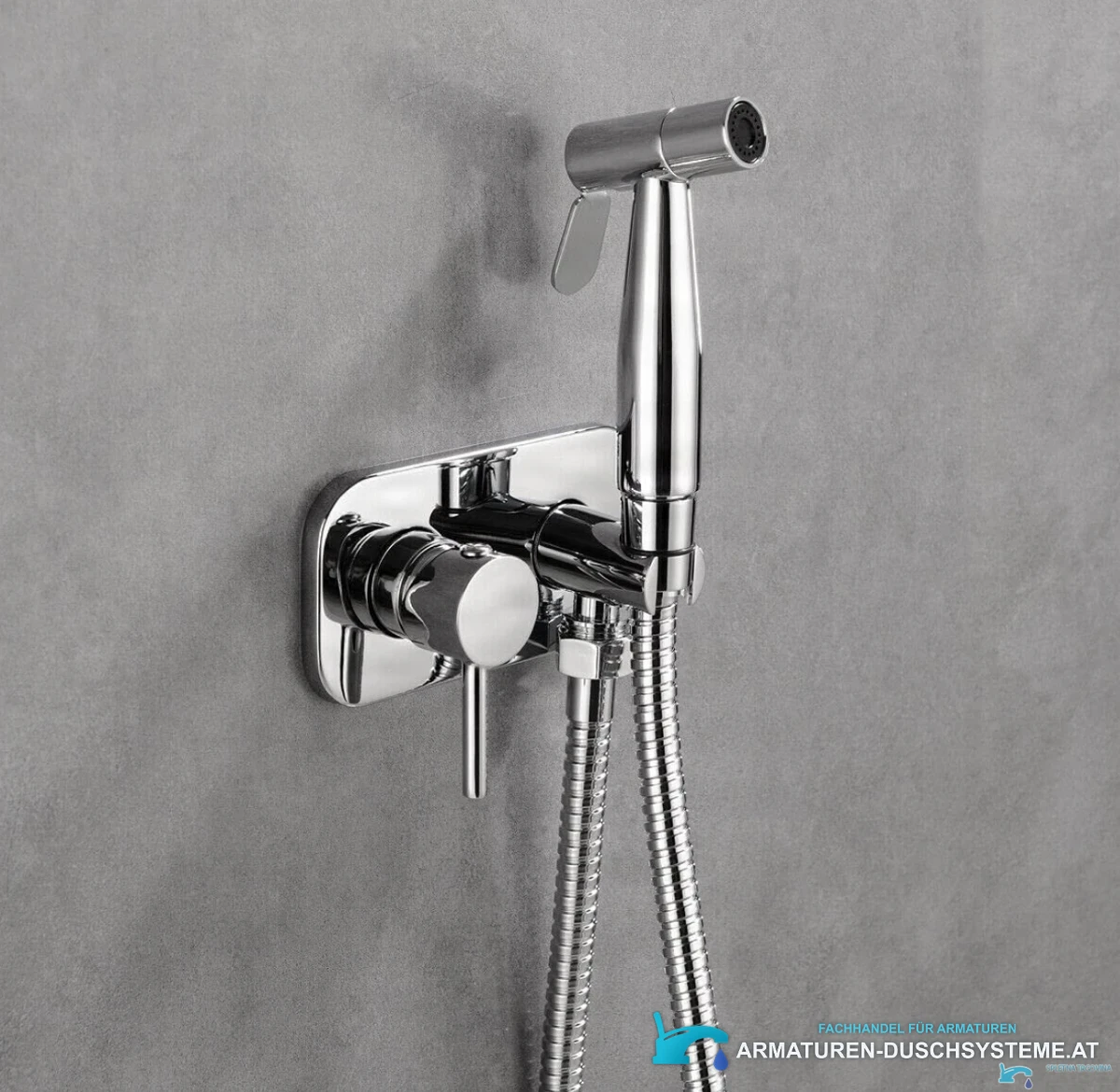 Unterputz-Wandarmatur für Bidet BB1637 montiert an grauer Badwand
