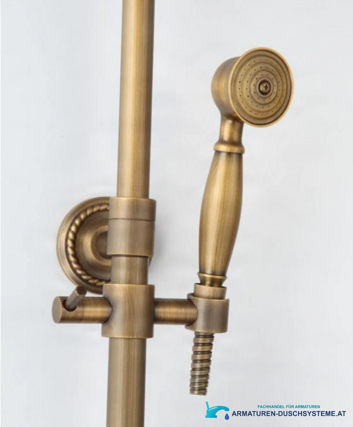 Detail der Handbrause und Halterung des Duschsystems im Vintage-Stil NSB76437