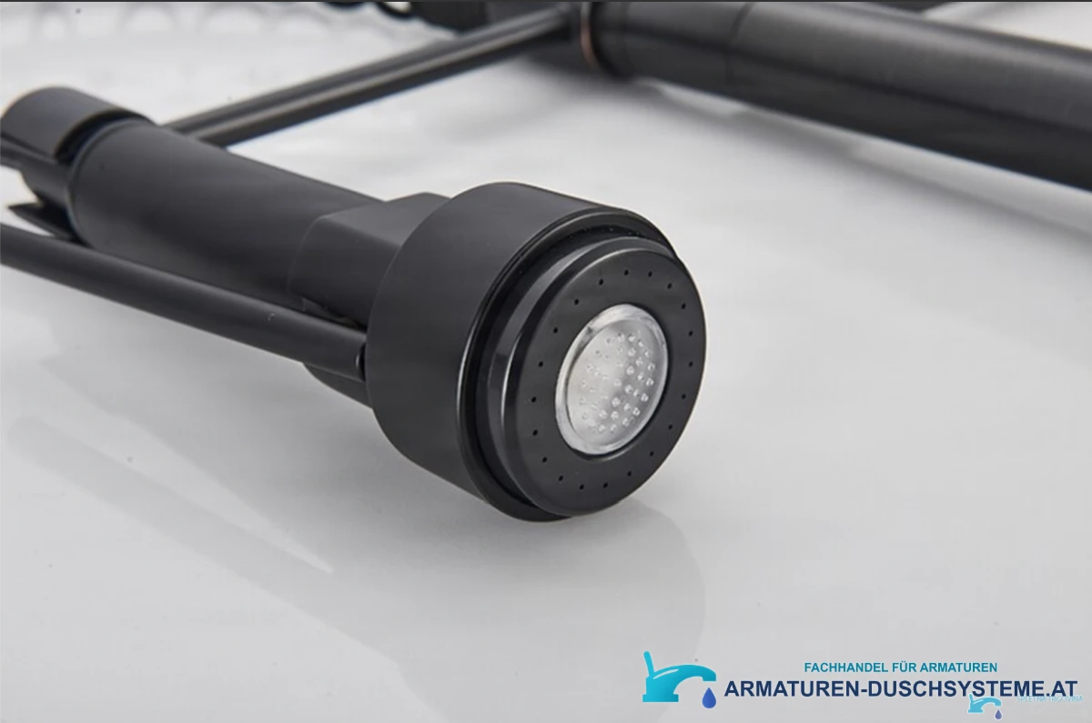 Detail des Brausekopfs der schwarzen Küchenarmatur 0141b mit zentralem LED-Einsatz