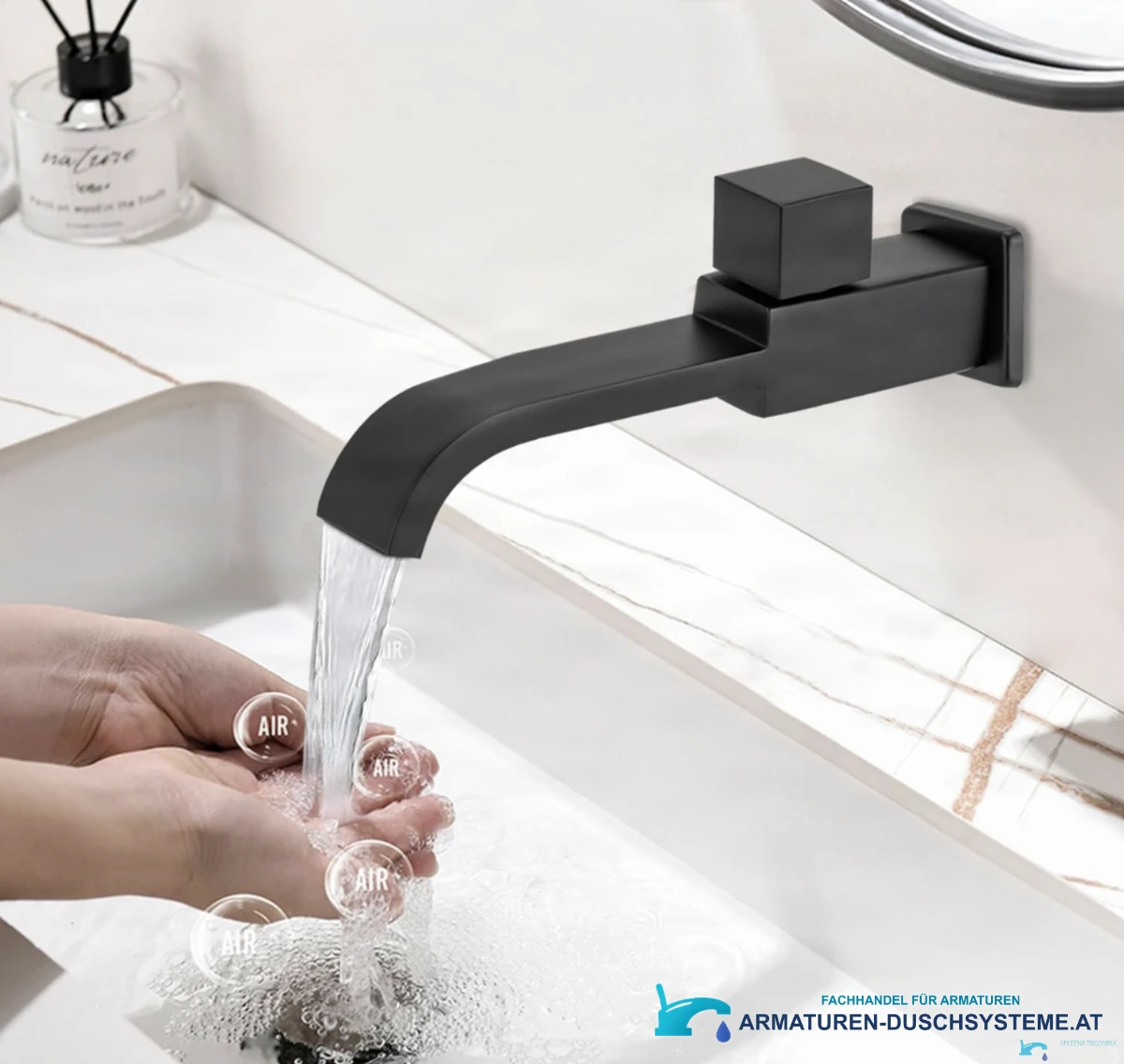 Schwarze Wandarmatur für Kaltwasser WC1142 in Mattschwarz