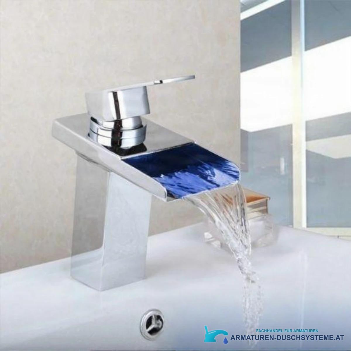Wasserfall-Waschtischarmatur EYN206 in Gebrauch an einem weißen Waschbecken