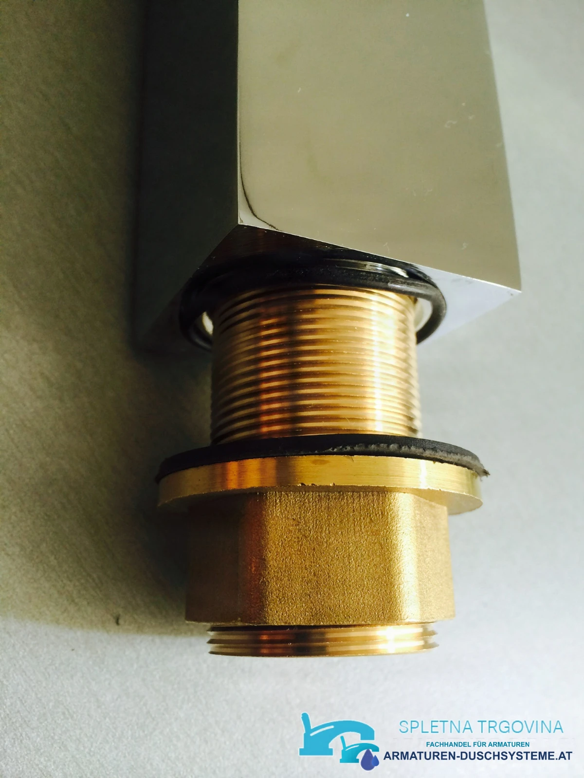 Detail des Messinggewindes der LED-Badarmatur EYN-MF97