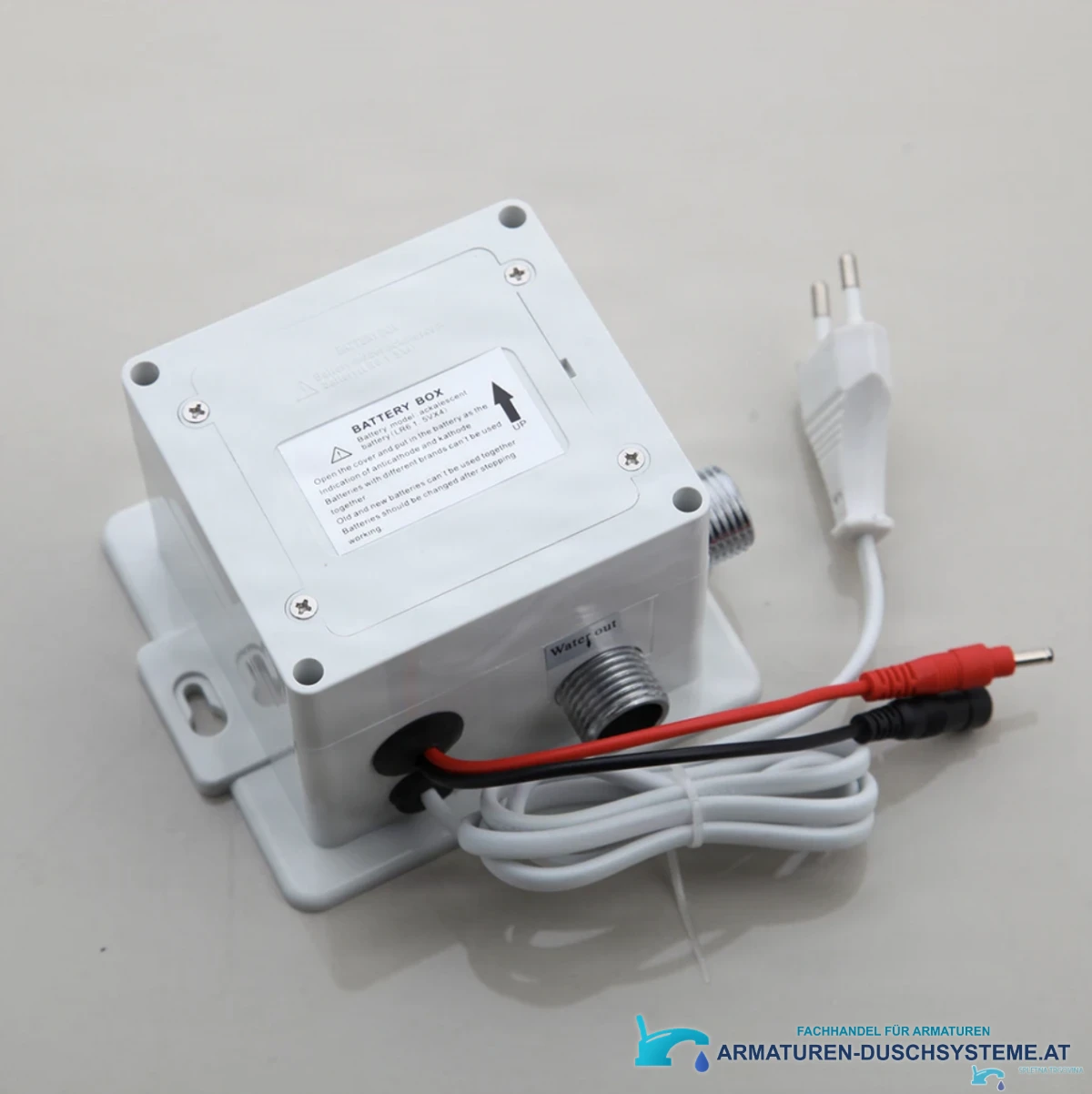 Detail der weißen Steuerbox der Sensor-Wandarmatur BWS1254