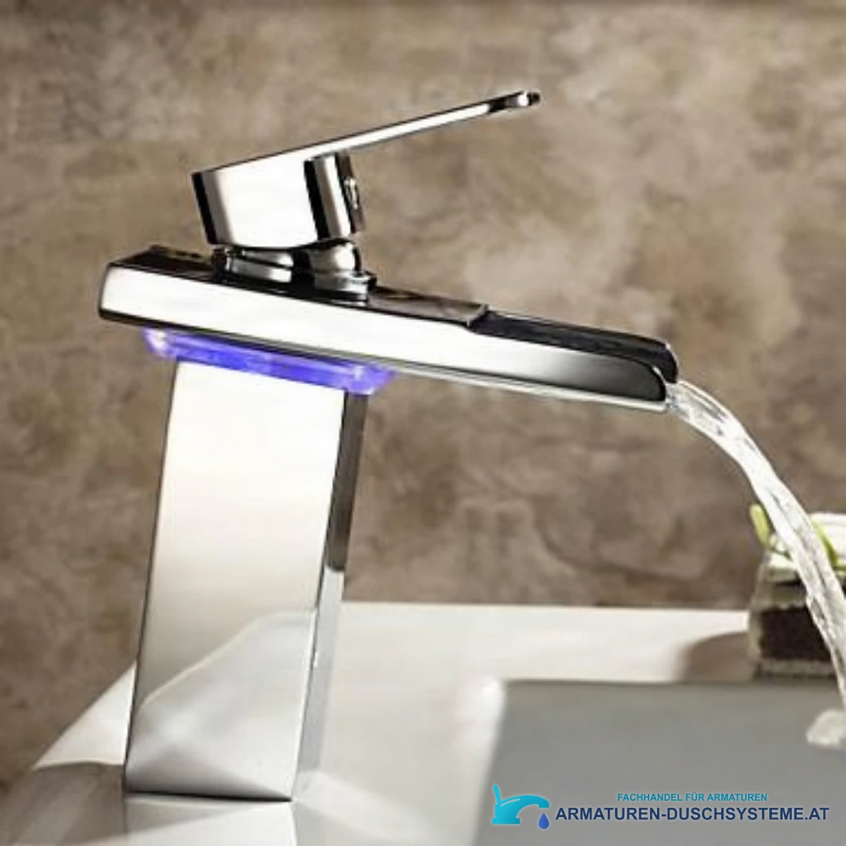 LED-Badarmatur EYN-MF97 mit Wasserfallauslauf in Seitenansicht
