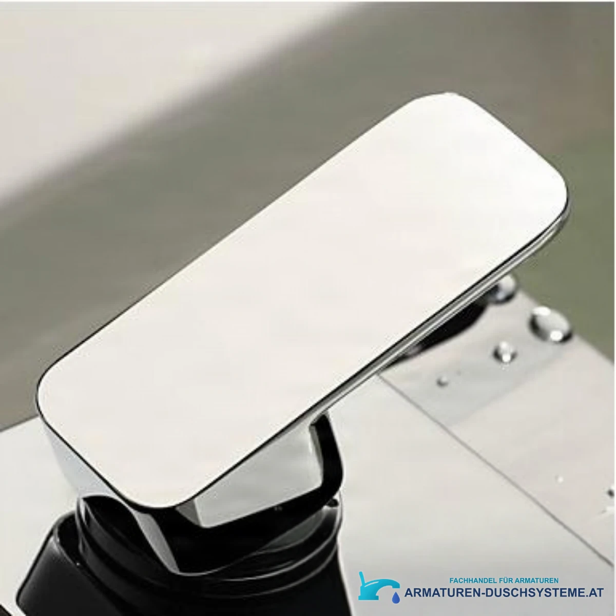 Detail des flachen Bedienhebels der LED-Badarmatur EYN-MF97