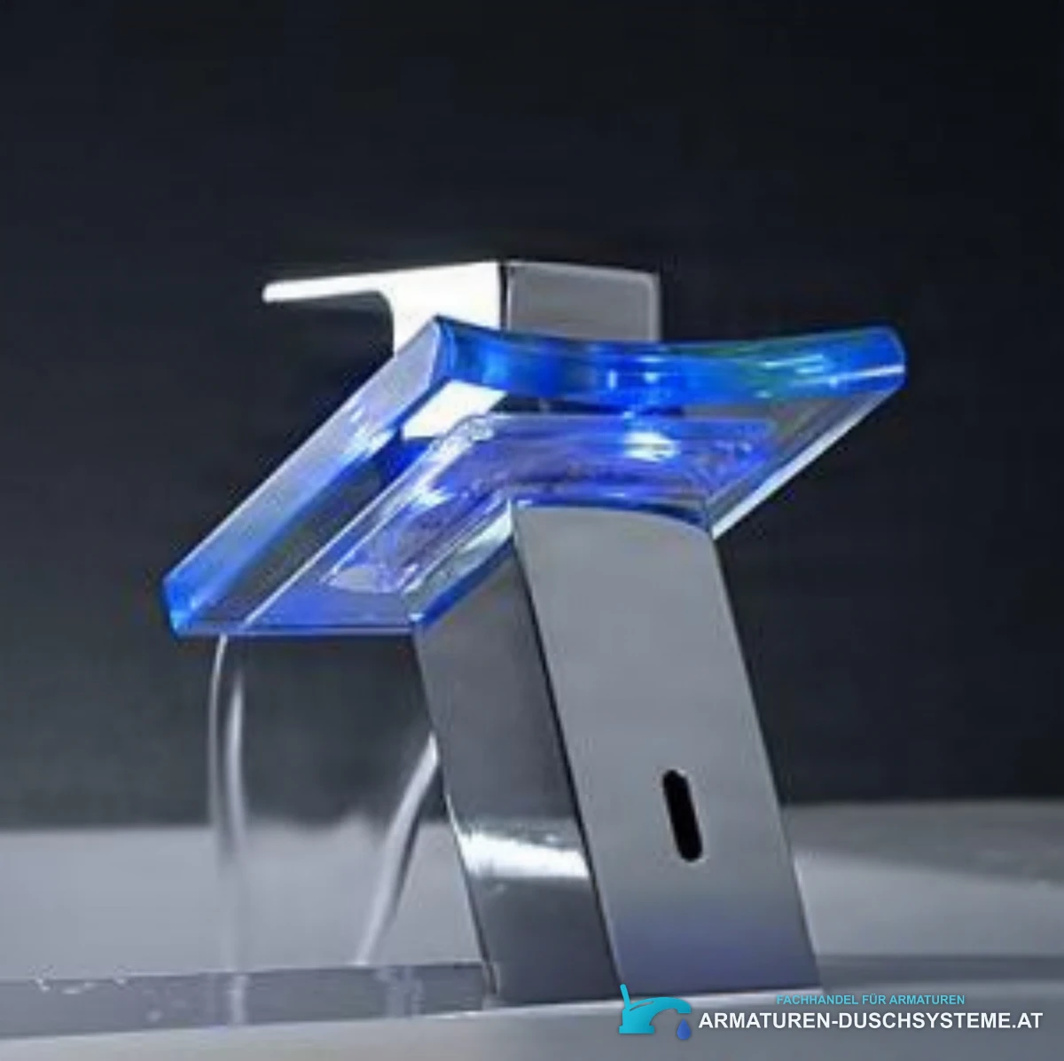 Wasserfall-Waschtischarmatur EYN cq0812 – Seitenansicht mit blauem LED-Licht