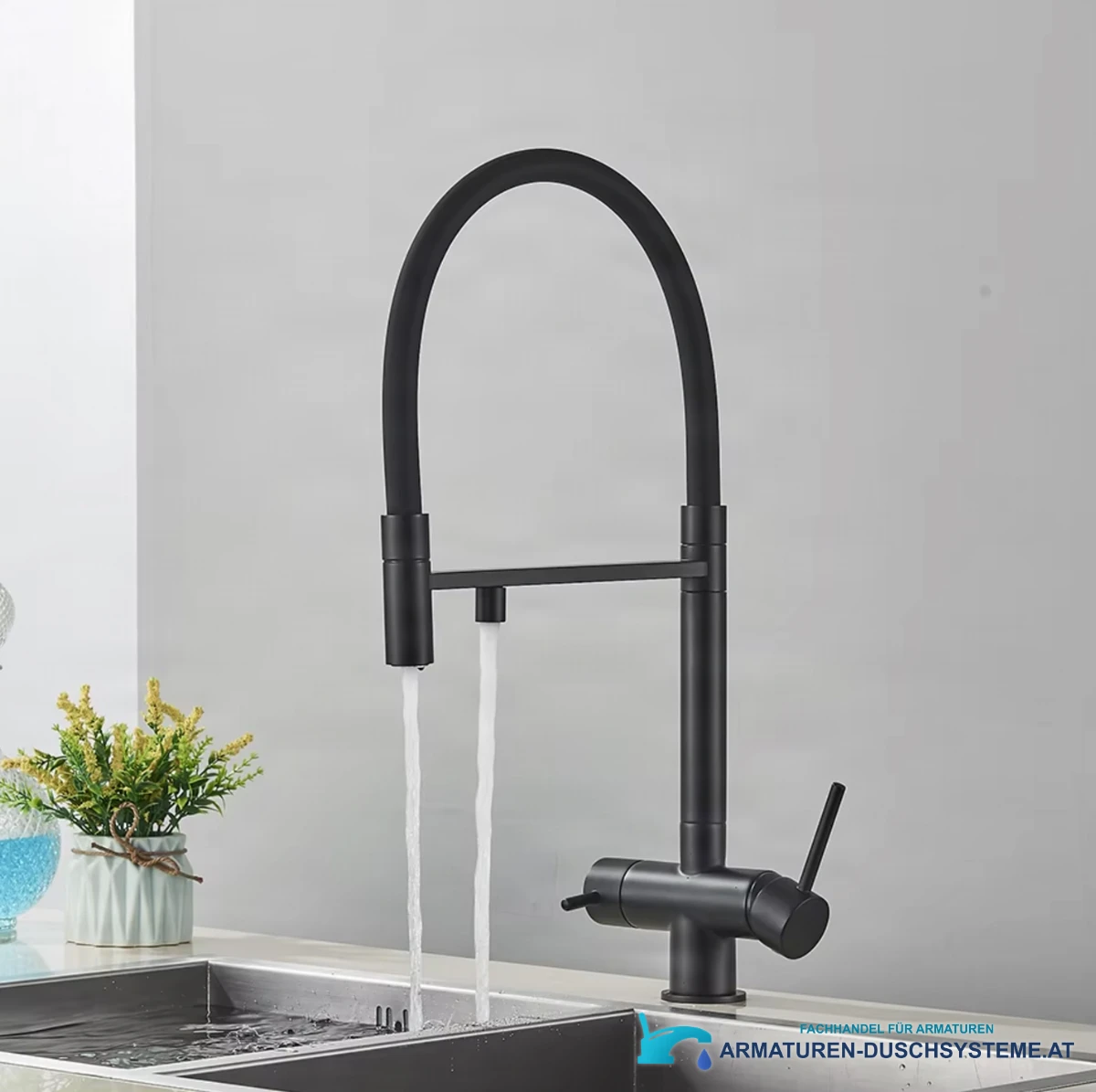 Filter-Küchenarmatur ELITE EDITION KA1643 – zwei getrennte Wasserausläufe in Betrieb