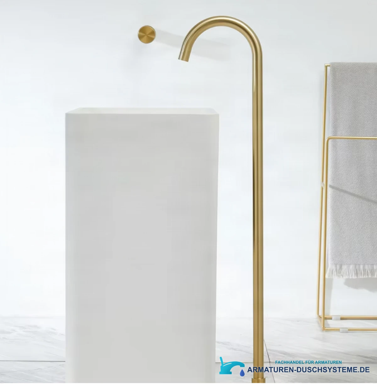 Freistehende Bodenarmatur BSF1025 in gebürstetem Gold