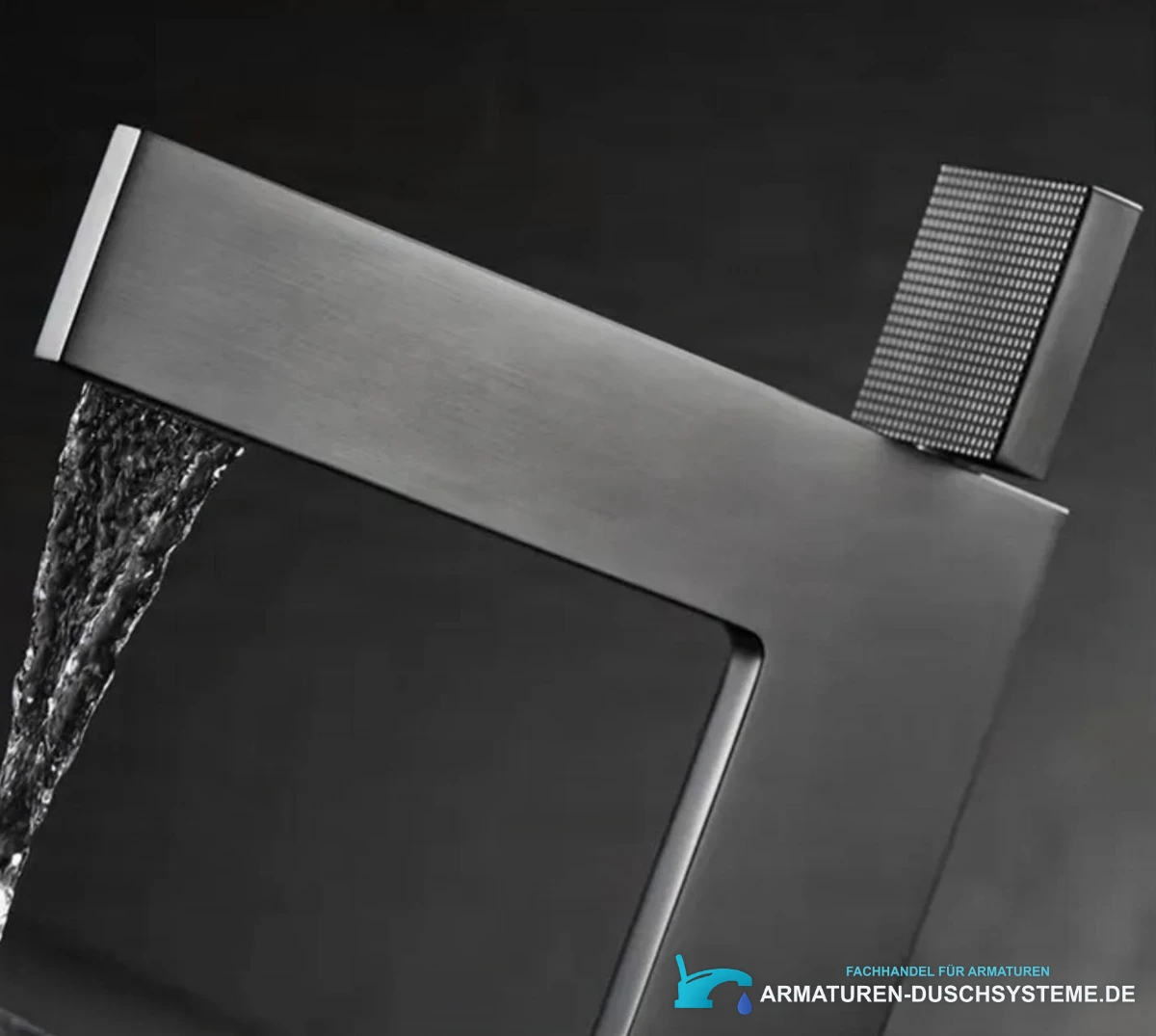 Detail von Wasserfallauslauf und strukturiertem Hebel der Badarmatur ELITE EDITION BS1420