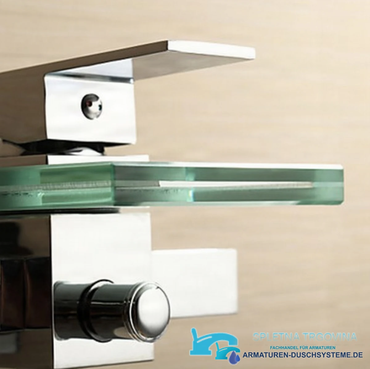 Detail von Hebelgriff, Glasauslauf und Bedienknopf der Glas-Wannenarmatur SK9024