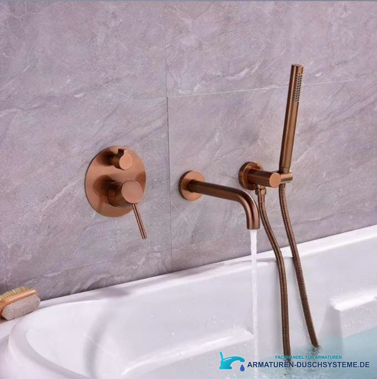 Unterputz-Wandarmatur CP1551black im Einsatz an einer Badewanne mit grauer Steinwand