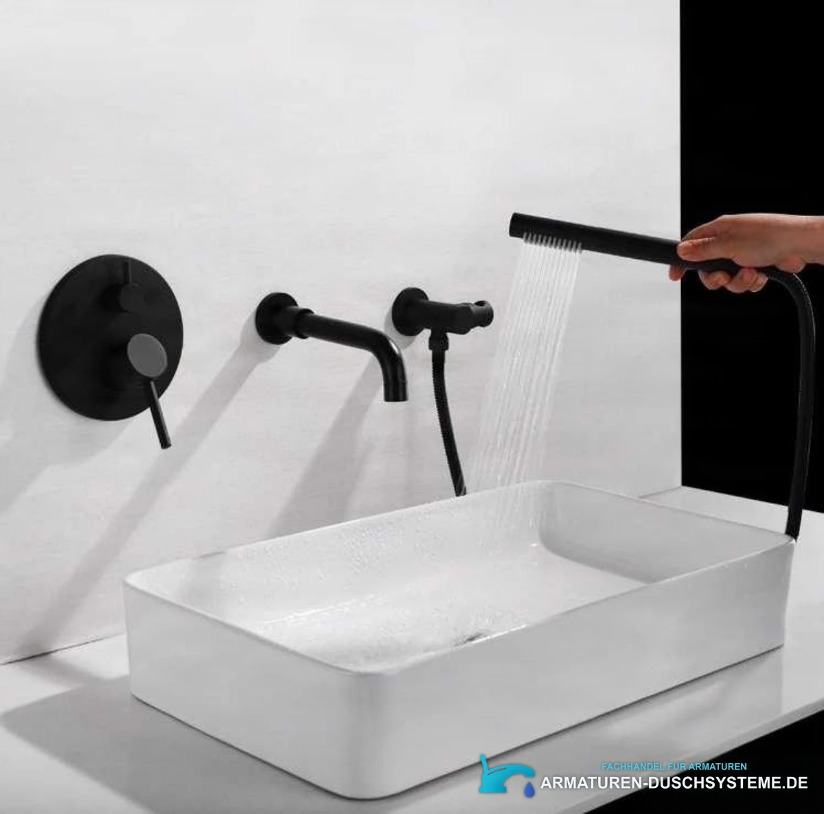 Unterputz-Duschsystem EYN CP1551black im Einsatz an einer weißen Badewanne