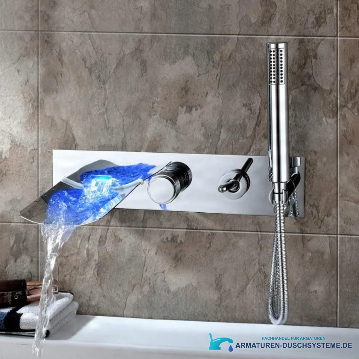 LED-Wandarmatur für die Badewanne SAK9671 im Einsatz mit blau beleuchtetem Wasserfall