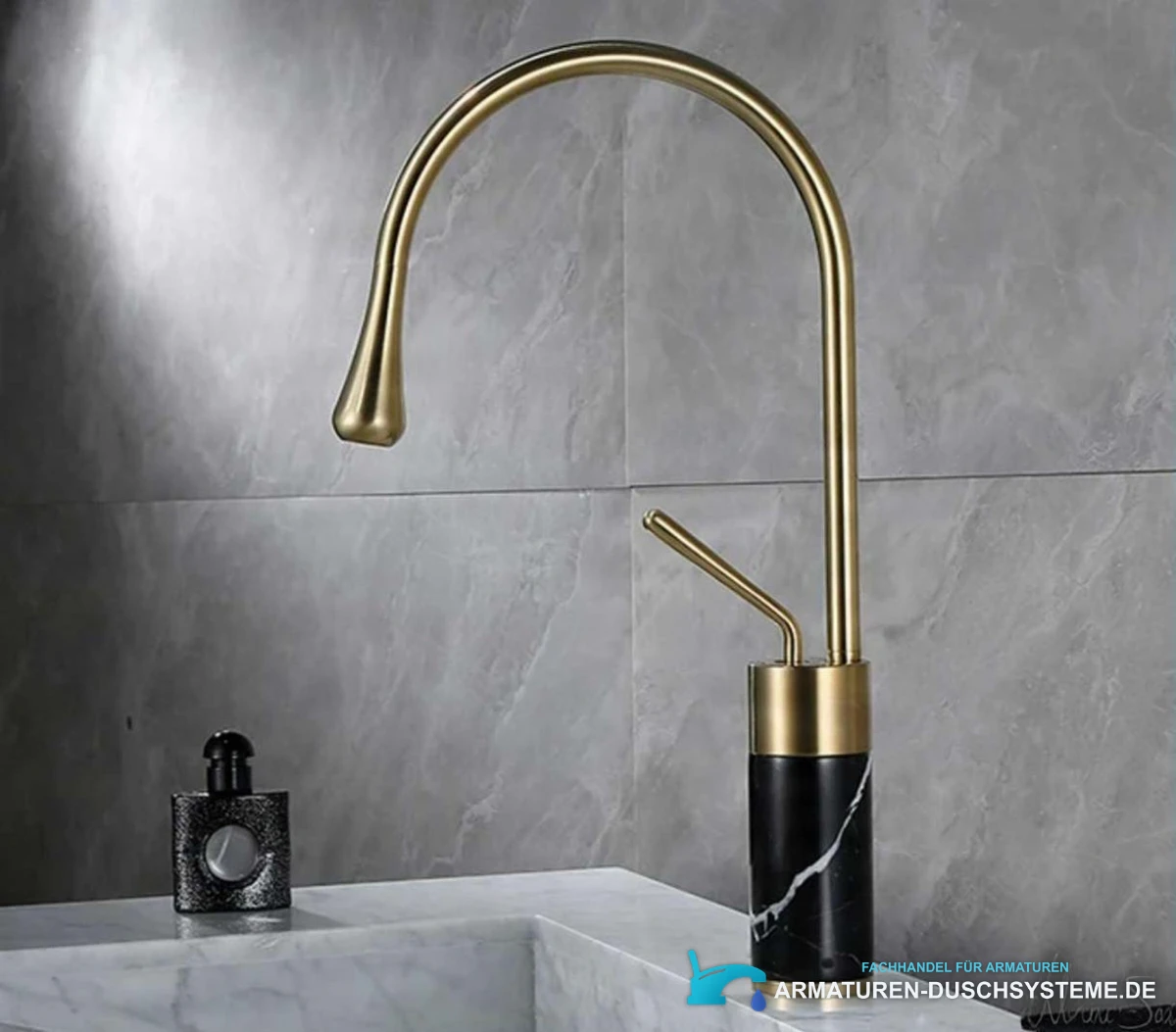 Waschtischarmatur EYN aus Messing mit schwenkbarem Auslauf BF0954 in Gold und schwarzer Marmoroptik