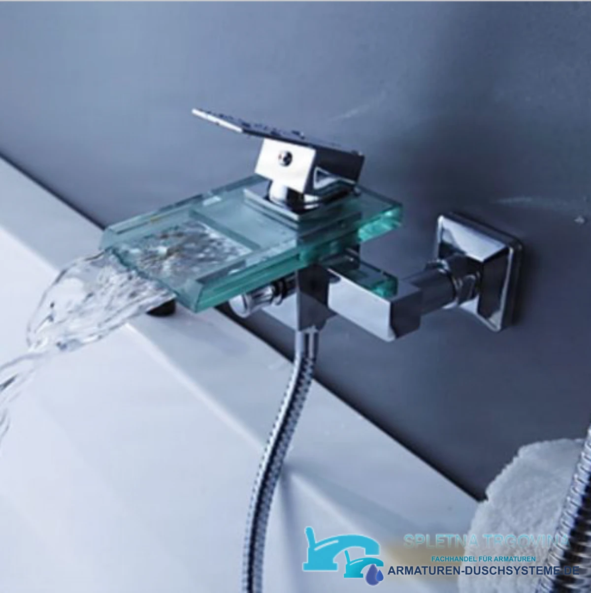 Glas-Wandarmatur für die Badewanne SAK7236 im Einsatz mit offenem Wasserfallauslauf