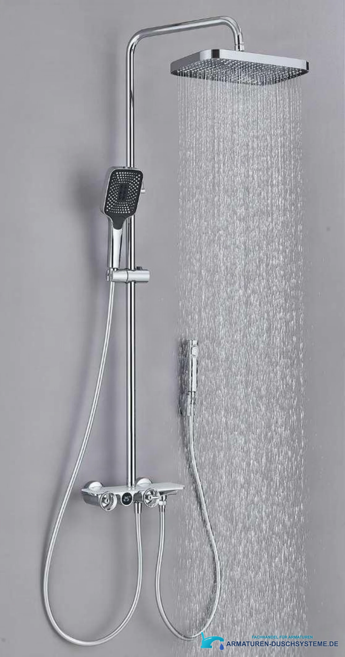 Thermostatisches digitales Duscharmatur-Set ELT1104 in Gebrauch: Dusche an grauer Wand