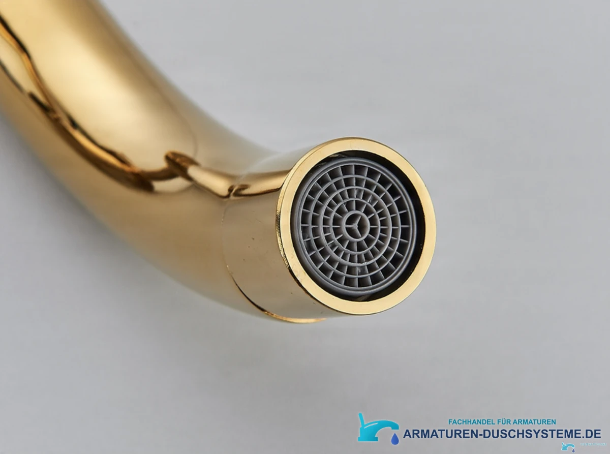 Detail des Strahlreglers der goldenen Wandarmatur für Waschbecken SG1520