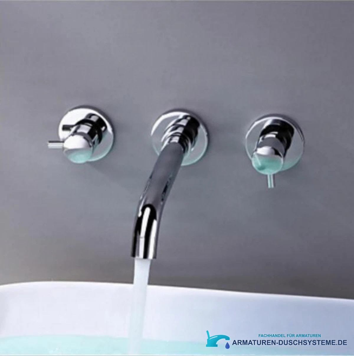 Wandarmatur für Waschbecken aus Messing SU2321 – Frontansicht mit Wasserlauf