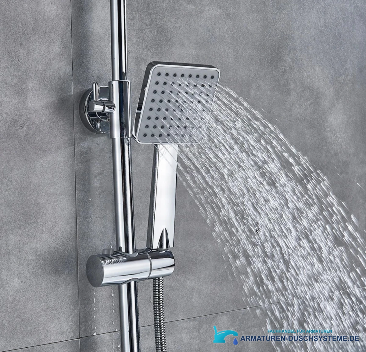 Duschpaneel EYN NTD0341 im Einsatz in einer grau gefliesten Dusche
