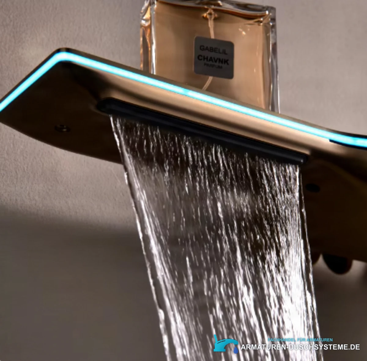 Detail des breiten Wasserauslaufs unter der goldfarbenen Ablage des Duschsets BSE1420