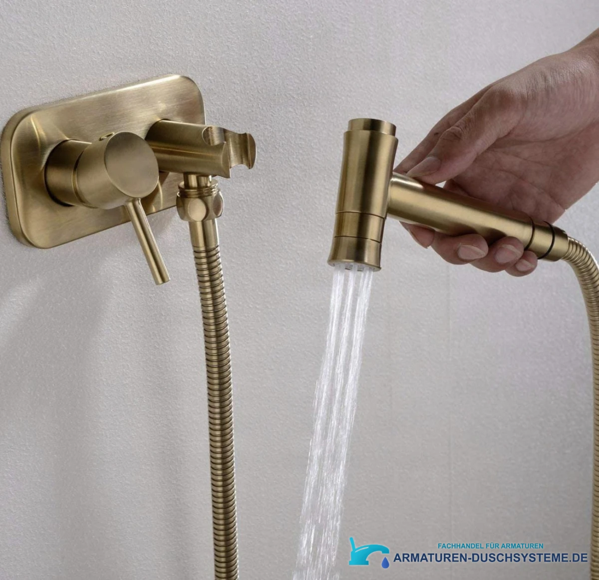 Unterputz-Wandarmatur für Bidet BB1637 in Gebrauch mit Mehrstrahl-Handbrause