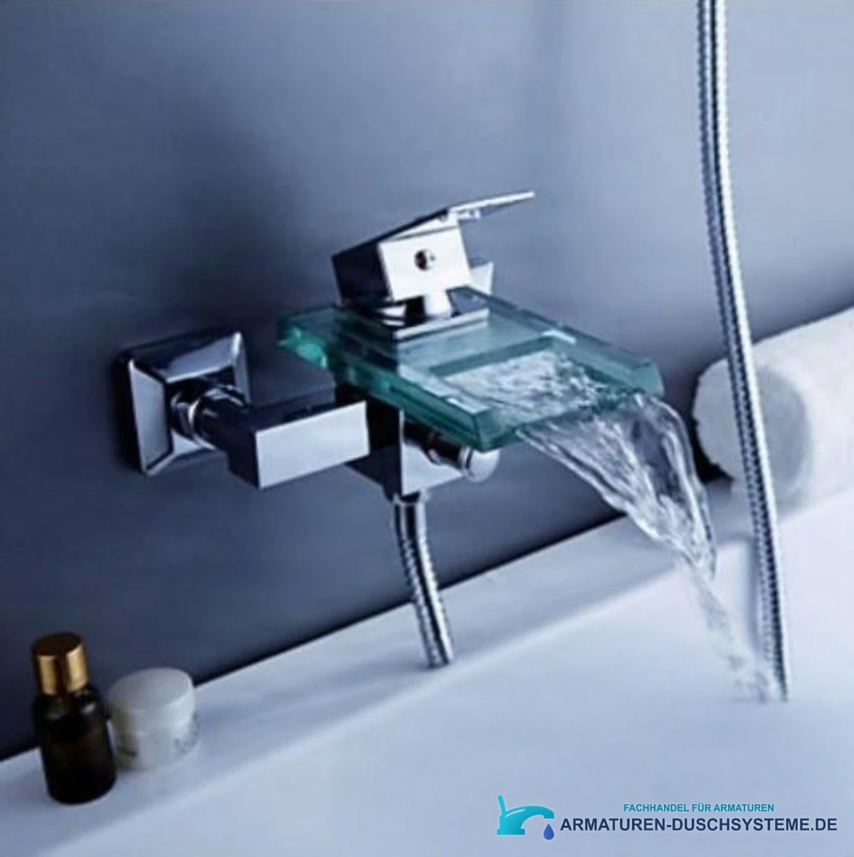Glas-Wannenarmatur SAK7236 im Einsatz über einer Badewanne