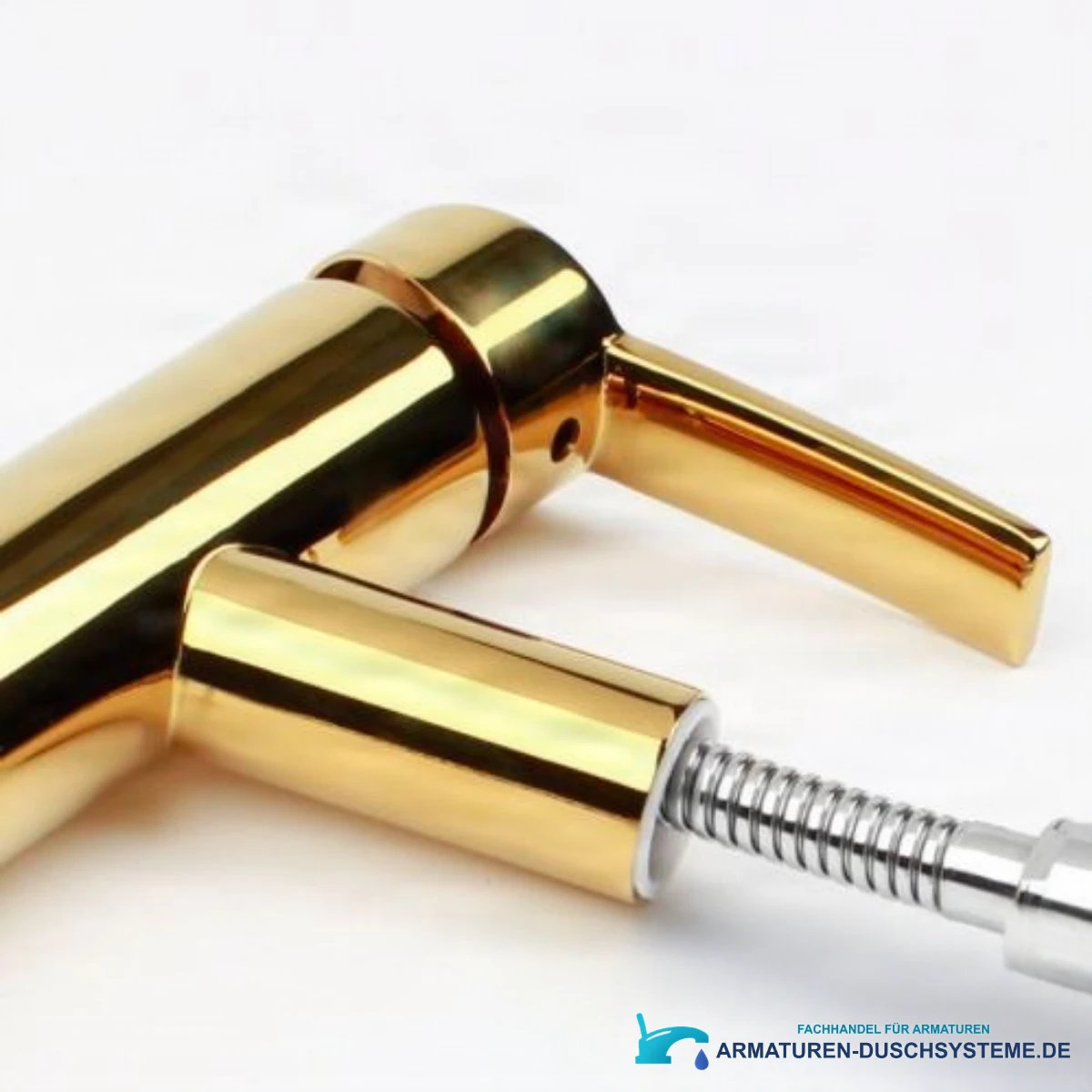 Detail des ausziehbaren Brausekopfs der Badarmatur KZI8705 in Gold