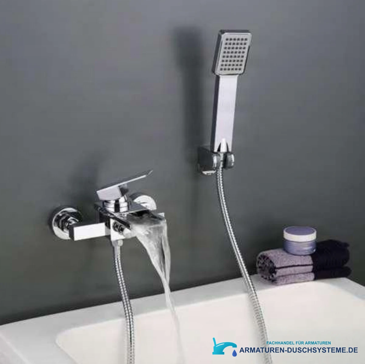 Wannenarmatur SK3542 mit Wasserfallauslauf und Handbrause an der Badewanne