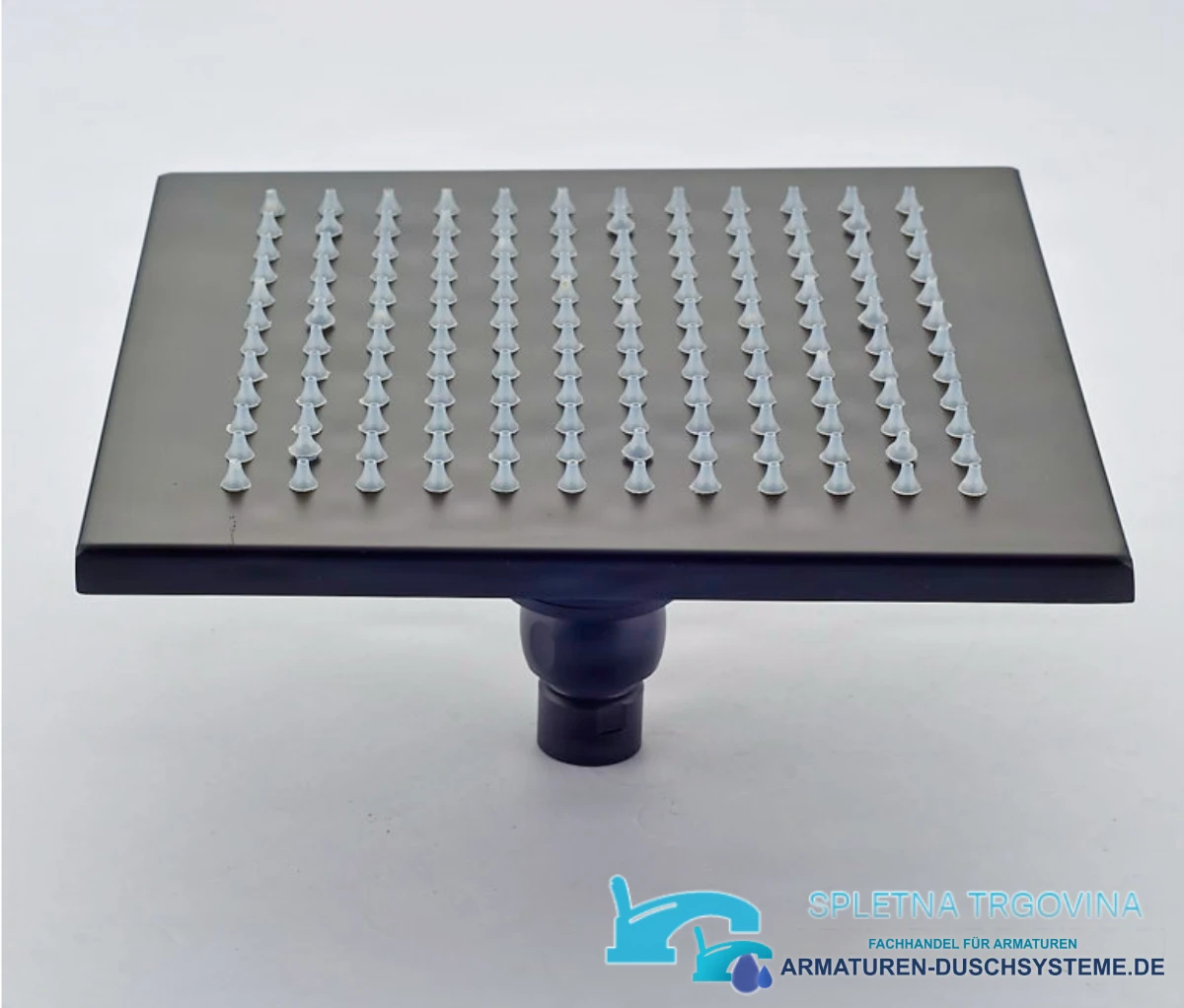 Detail des Anschlusses der quadratischen Kopfbrause am LED-Unterputzduschsystem PT50089