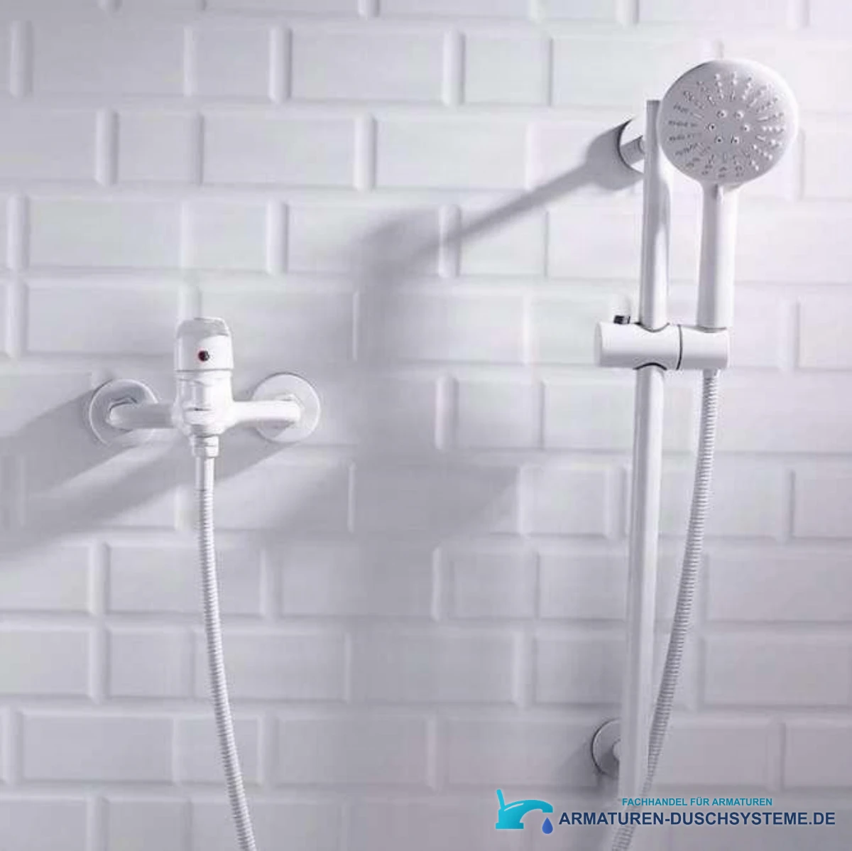 Weiße Badewannenarmatur BKP1457 im Bad mit Brausestange und Handbrause