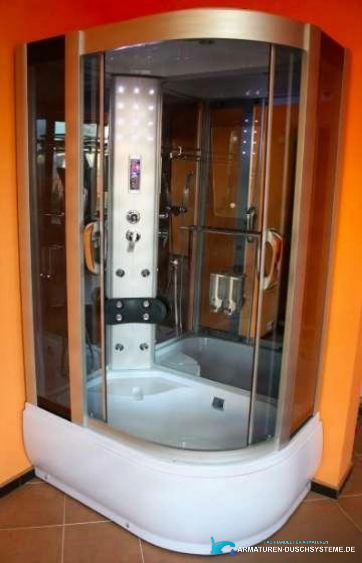 Geschlossene Duschkabine mit gebogener Glasfront und weißer Wanne
