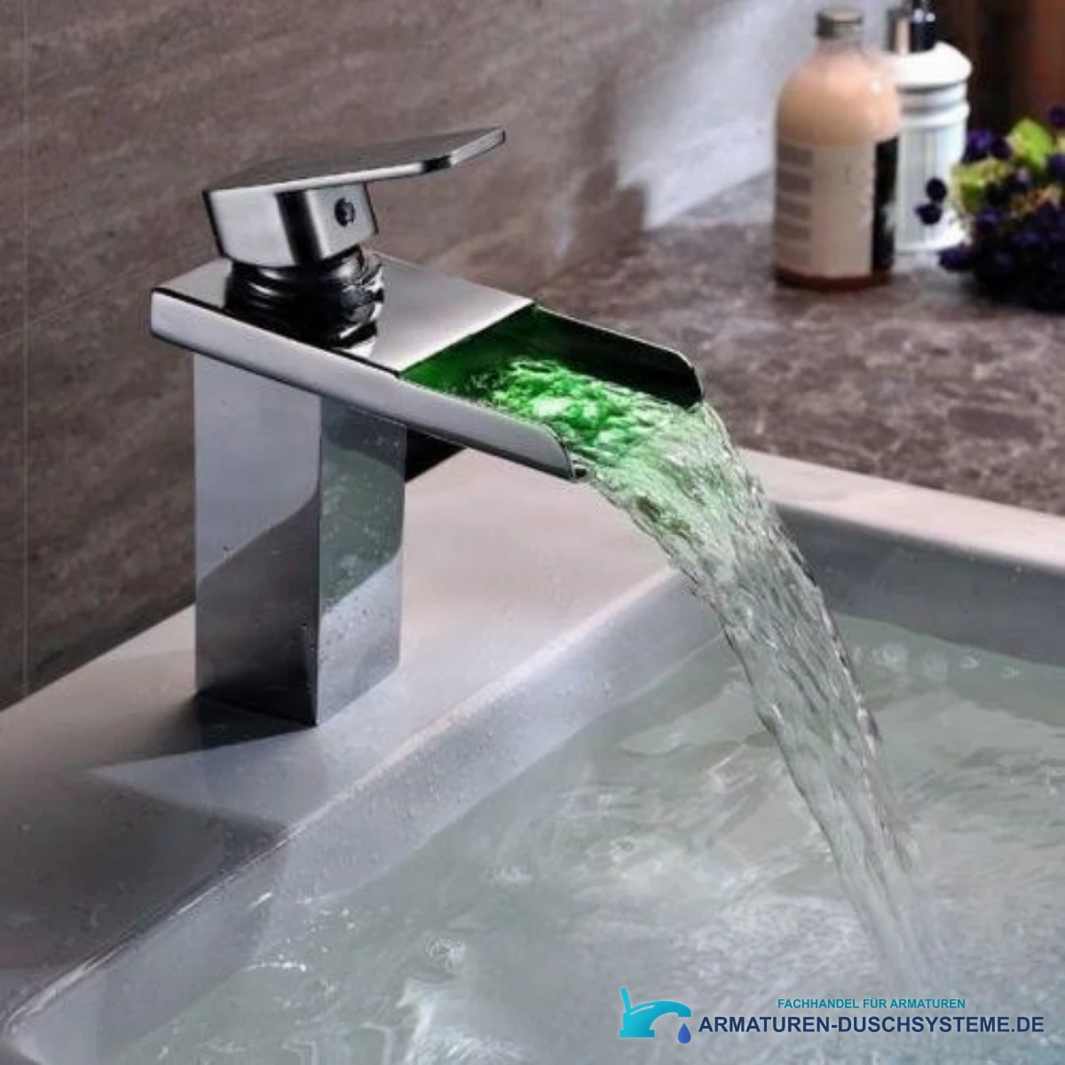 Wasserfall-Waschtischarmatur EYN206 in glänzendem Chrom mit grün beleuchtetem Wasserstrahl