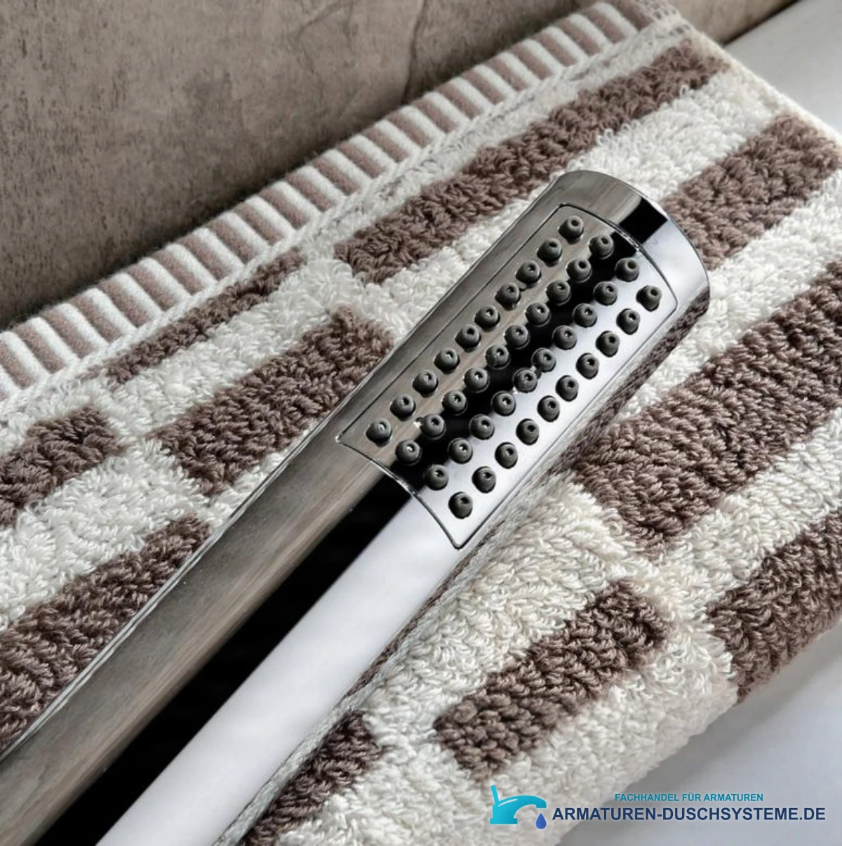 Detail der Handbrause der LED-Wandarmatur für die Badewanne SAK9671