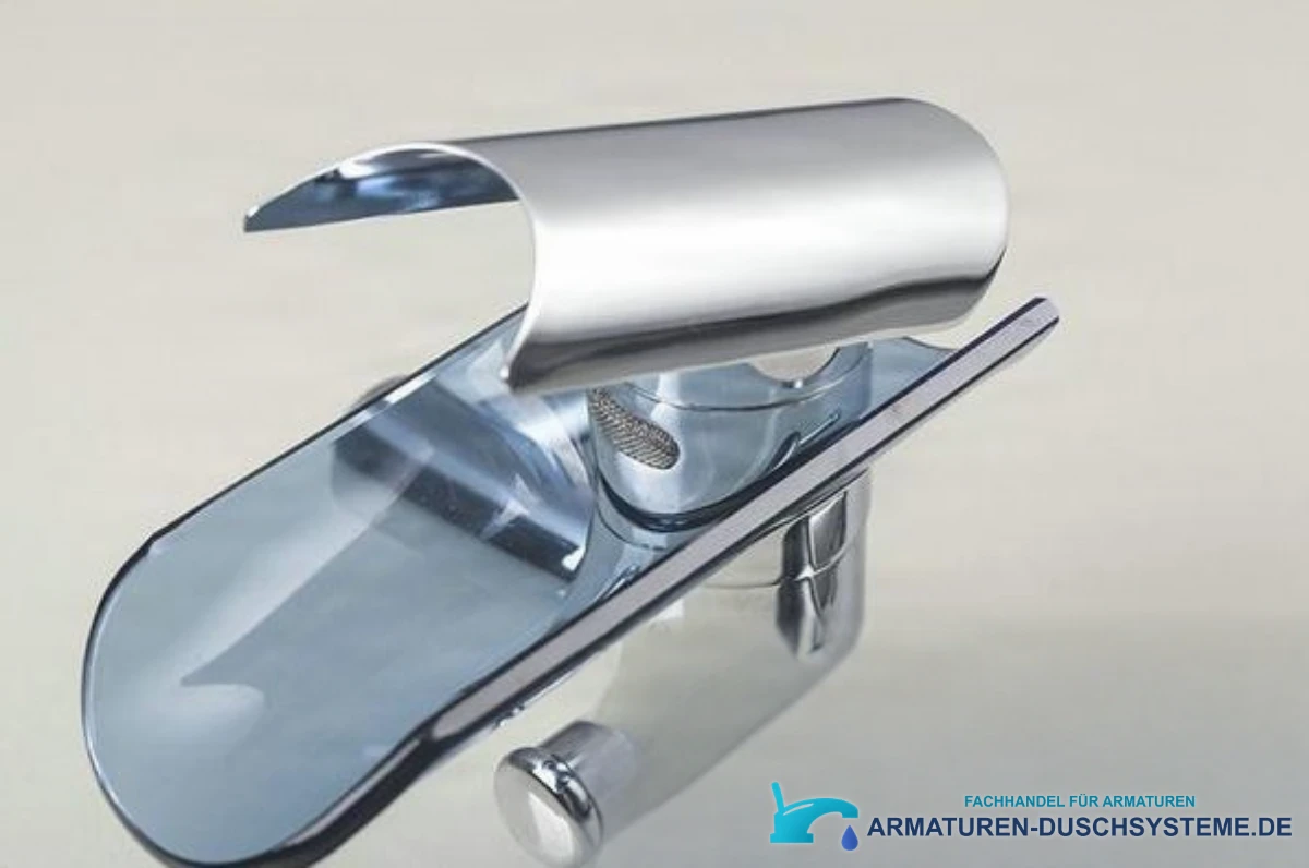 Detail von Wasserfallauslauf und Zylinderhebel der Wannenarmatur SK5549