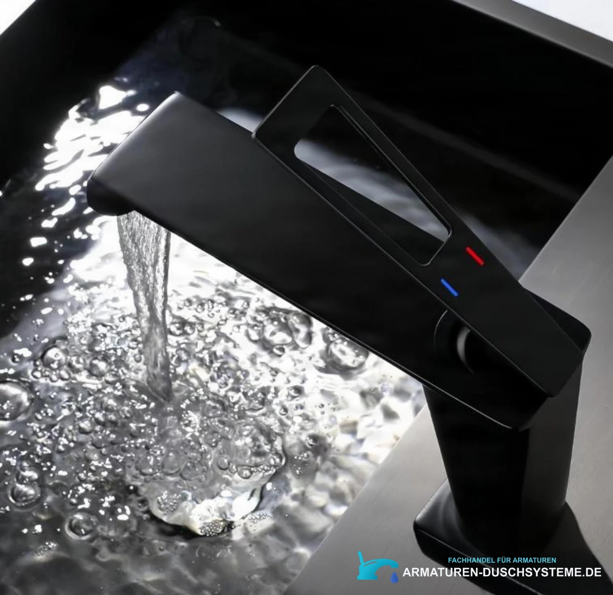 Waschtischarmatur ELITE EDITION BBS1257 im Einsatz: schwarzes Waschbecken mit Wasserfallstrahl