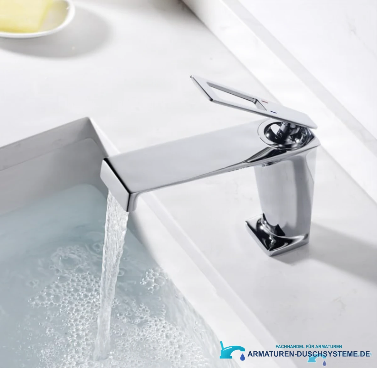 Waschtischarmatur BBS1257 in Gebrauch an einem weißen Waschbecken mit breitem Wasserfallstrahl