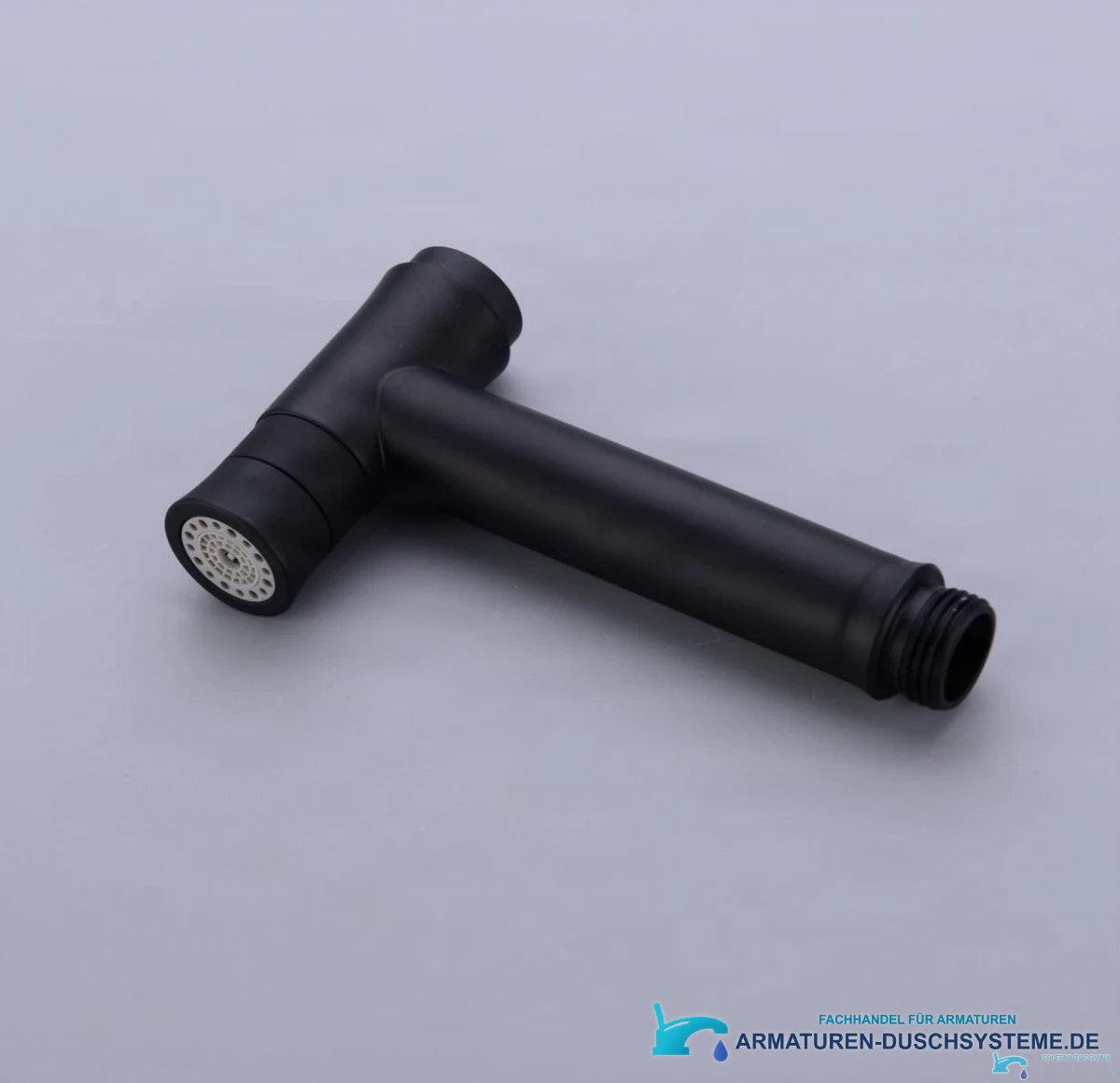 Detail der mattschwarzen Handbrause der Bidet-Wandarmatur BB1637