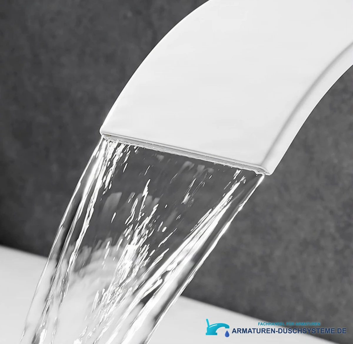 Detail des breiten Wasserfallauslaufs der Badarmatur EYN103 in Weiß