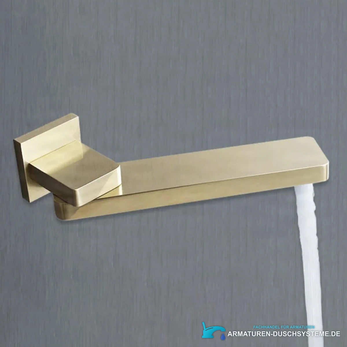 Detail des schwenkbaren Wandauslaufs des Duschsystems PT04042 in gebürstetem Gold