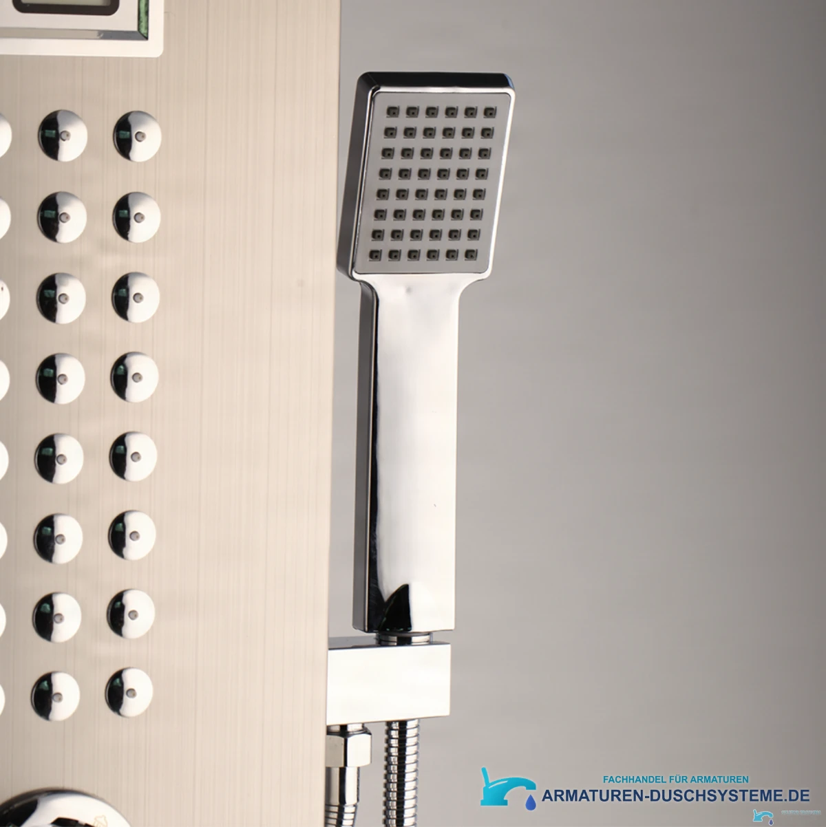 Detail der rechteckigen Handbrause am thermostatischen Eck-Duschpaneel TP1912L