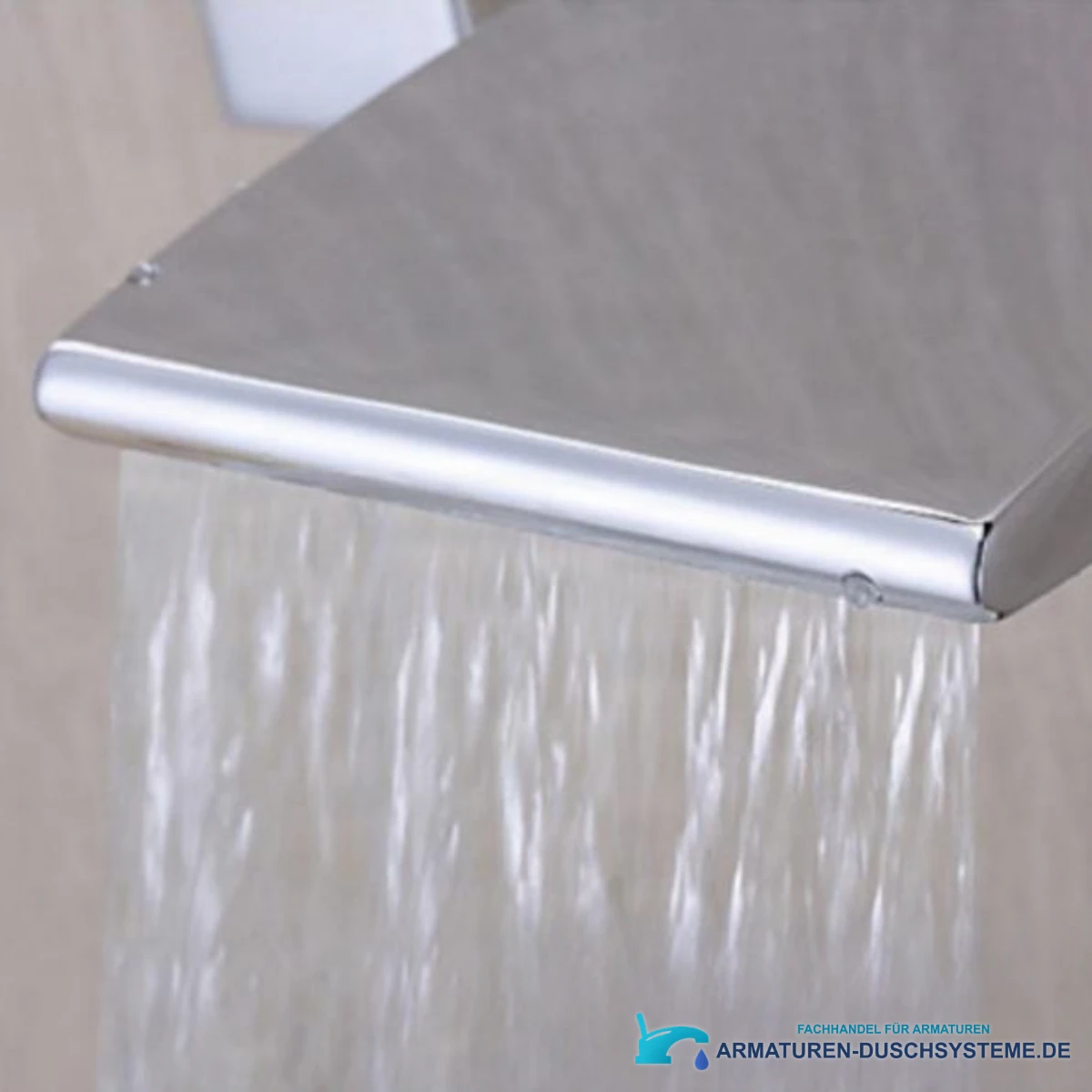 Wunderschöne Wandarmatur für Waschbecken SU9338 in gebürstetem Silber