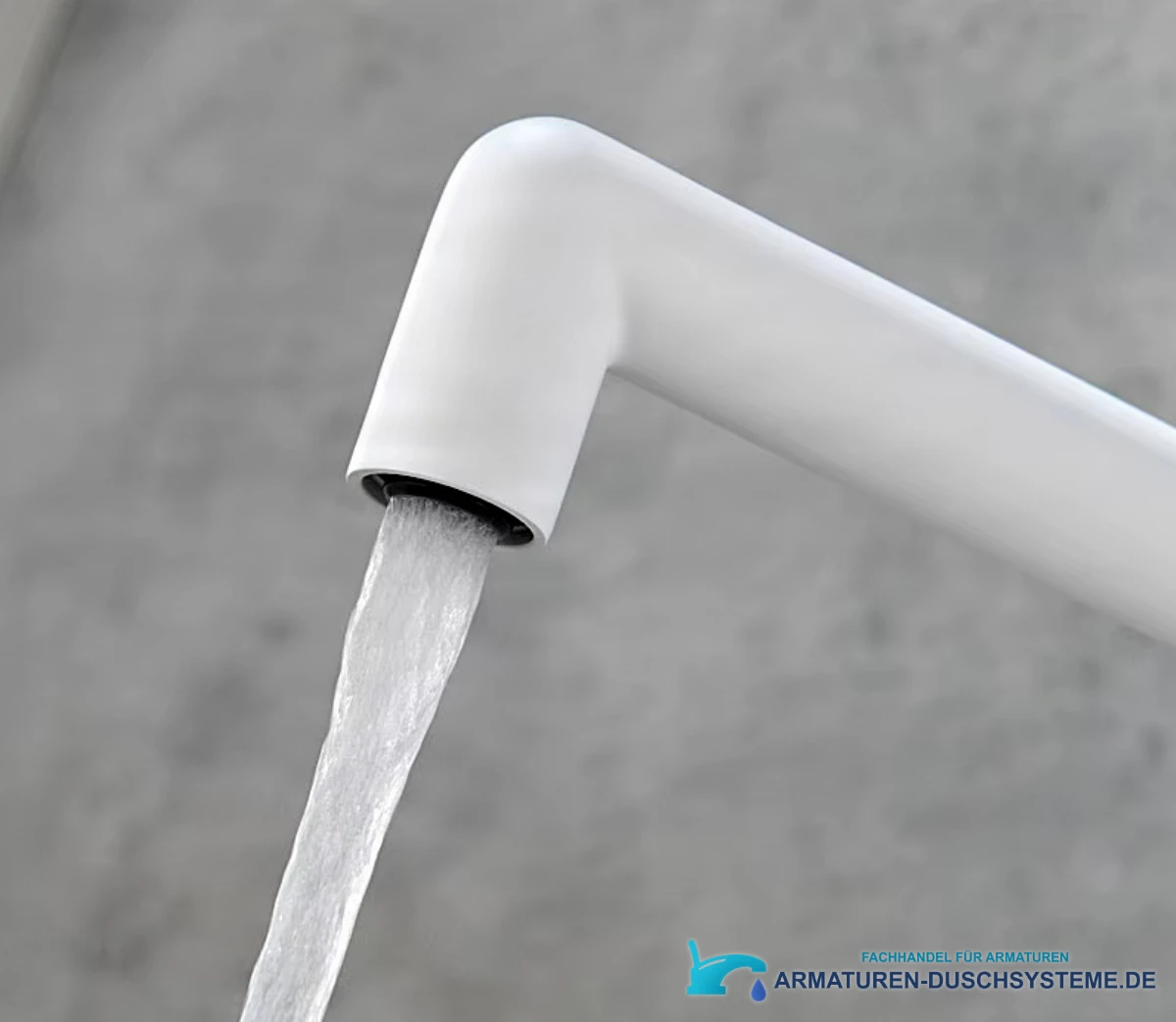 Detail des Auslaufs der Küchenarmatur KF1044 mit Wasserstrahl
