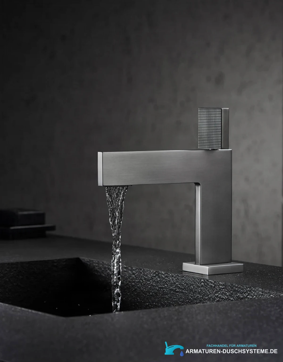 Luxus-Badarmatur ELITE EDITION BS1420 im Einsatz an einem dunklen Waschbecken